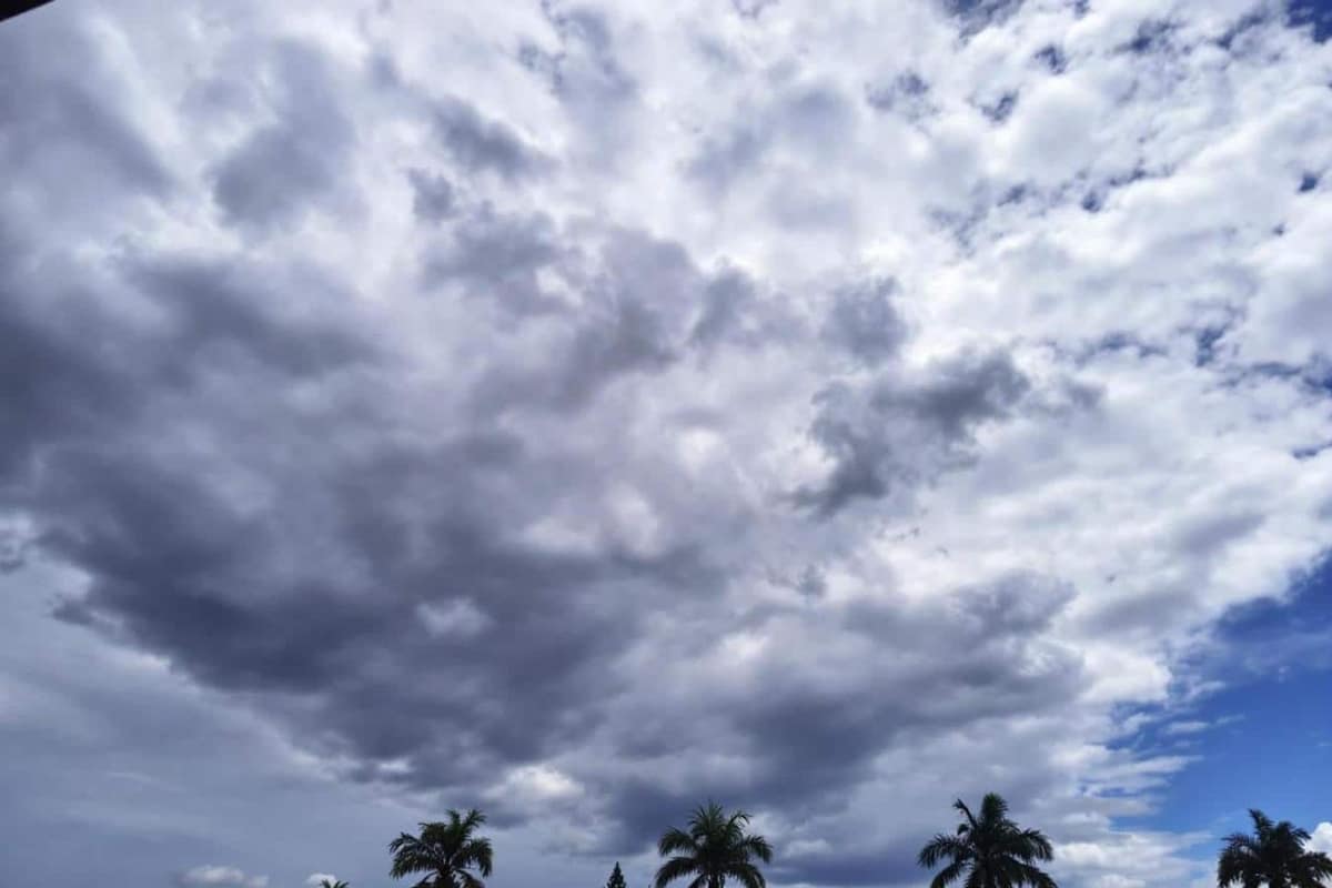 Cumulonimbus sombre au-dessus d’un chemin rural et d’une voiture fermée