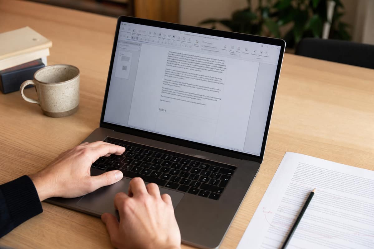 Écran d’ordinateur affichant un document Word avec une mise en page soignée